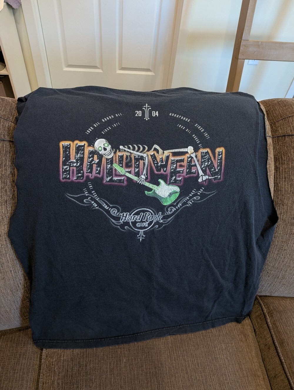 2004 Hard Rock Cafe Halloween Cut-off Sleeve T-shirt (Men's XL)